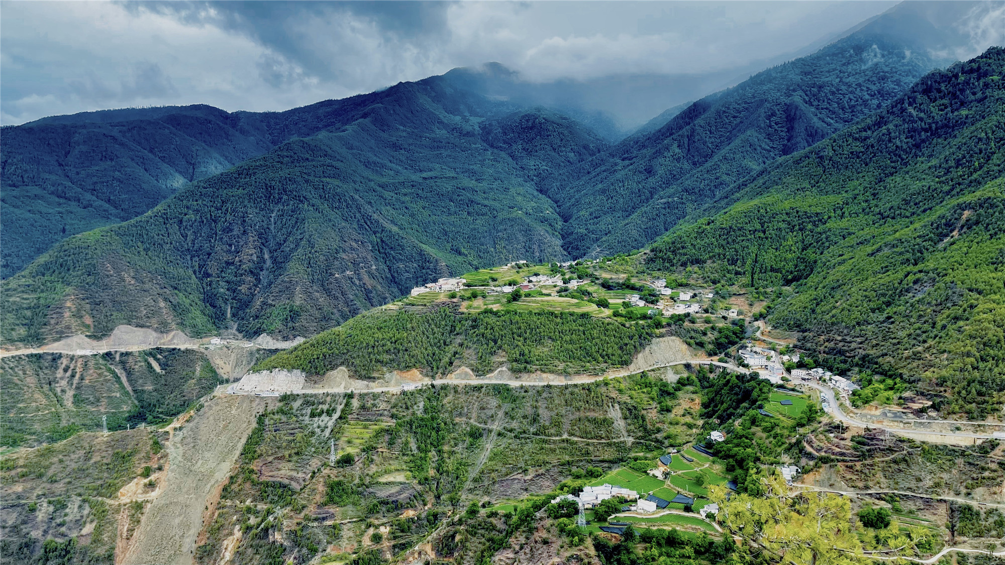 走進(jìn)大山——四川成渝高速公路股份有限公司成渝分公司高華慶_副本