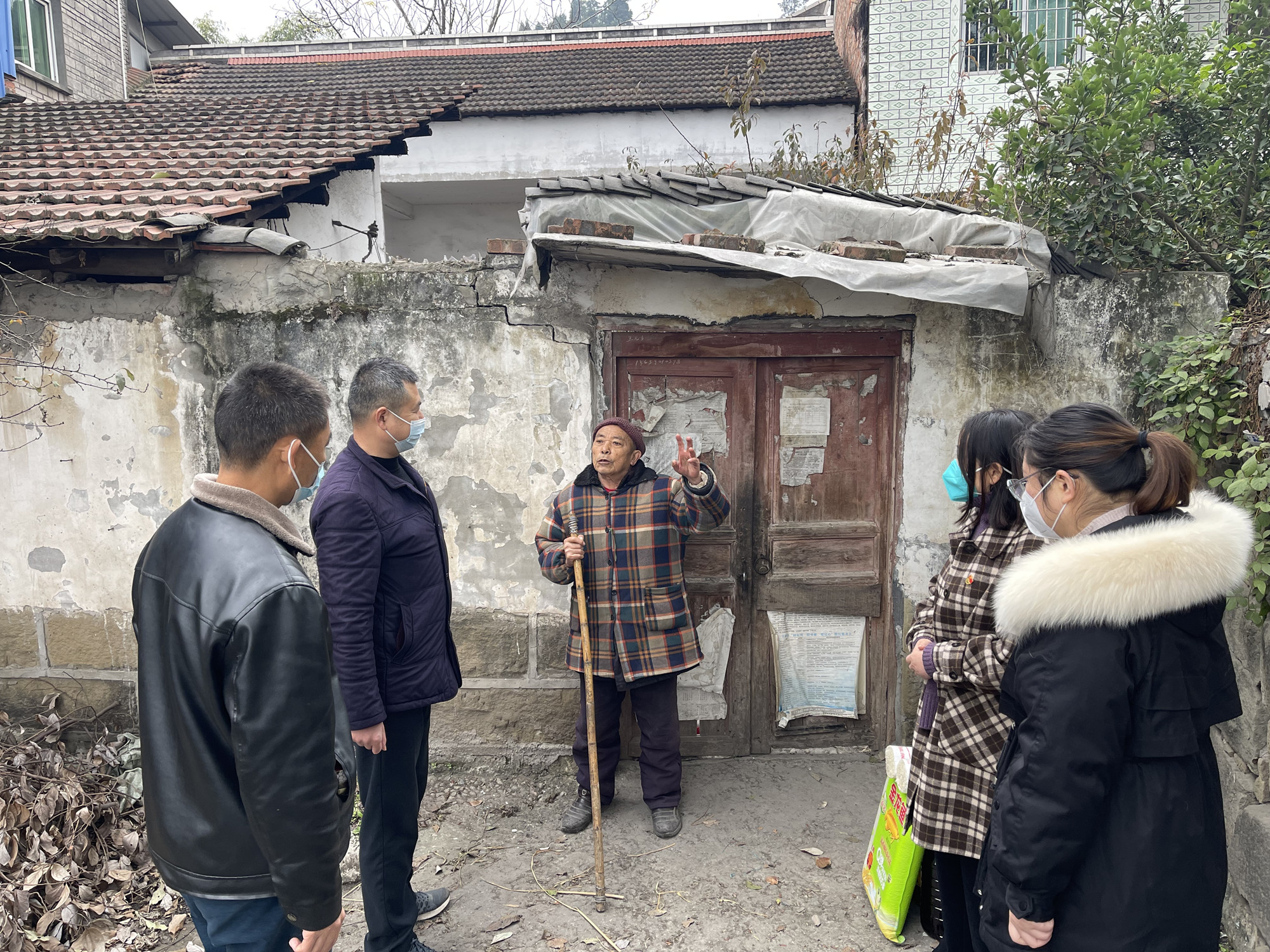 12.15+鄭媛+資陽管理處第一黨支部開展“助力鄉(xiāng)村建設 幫扶暖人心”入戶走訪慰問活動