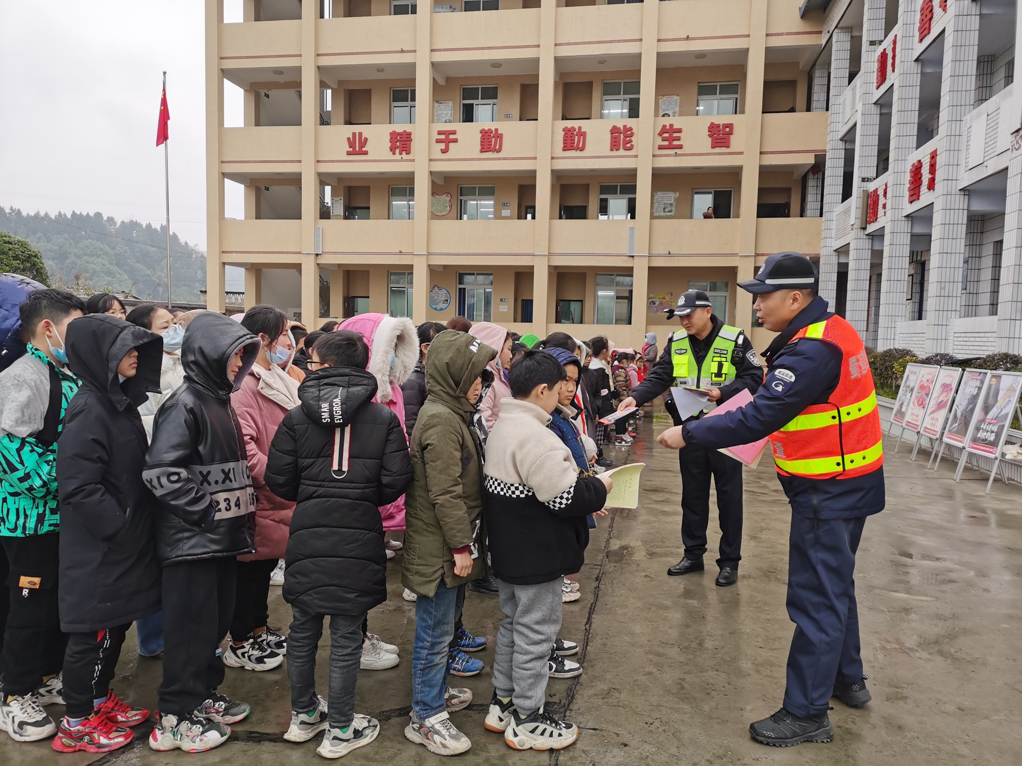 2.18+徐博+服務(wù)開學(xué)季 資陽管理處開展道路交通安全宣傳活動(dòng)