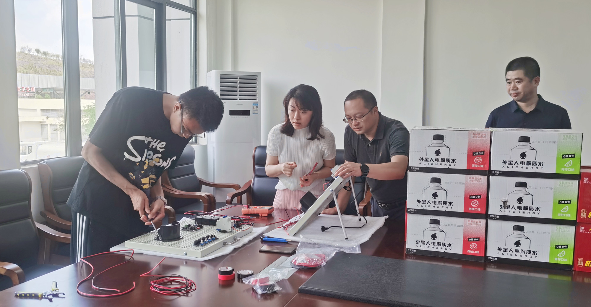 成渝分公司黨委委員、工會主席羅新蕾赴資陽管理處慰問職工職業技能大賽參賽選手